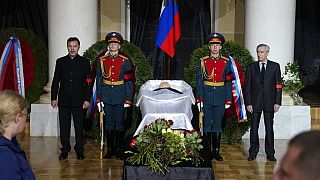 Guardias de honor junto al féretro del ex presidente soviético Mijaíl Gorbachov en el Salón de las Columnas durante una ceremonia de despedida en Moscú, Rusia