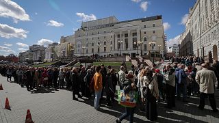 Yüzlerce kişi Gorbaçev'in cenazesi için toplandı. Çok sayıda kişi, Gorbaçev'e resmi tören yapılmamasına kızgın.