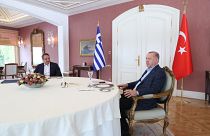 الرئيس التركي رجب طيب أردوغان في اجتماع مع رئيس الوزراء اليوناني كيرياكوس ميتسوتاكيس