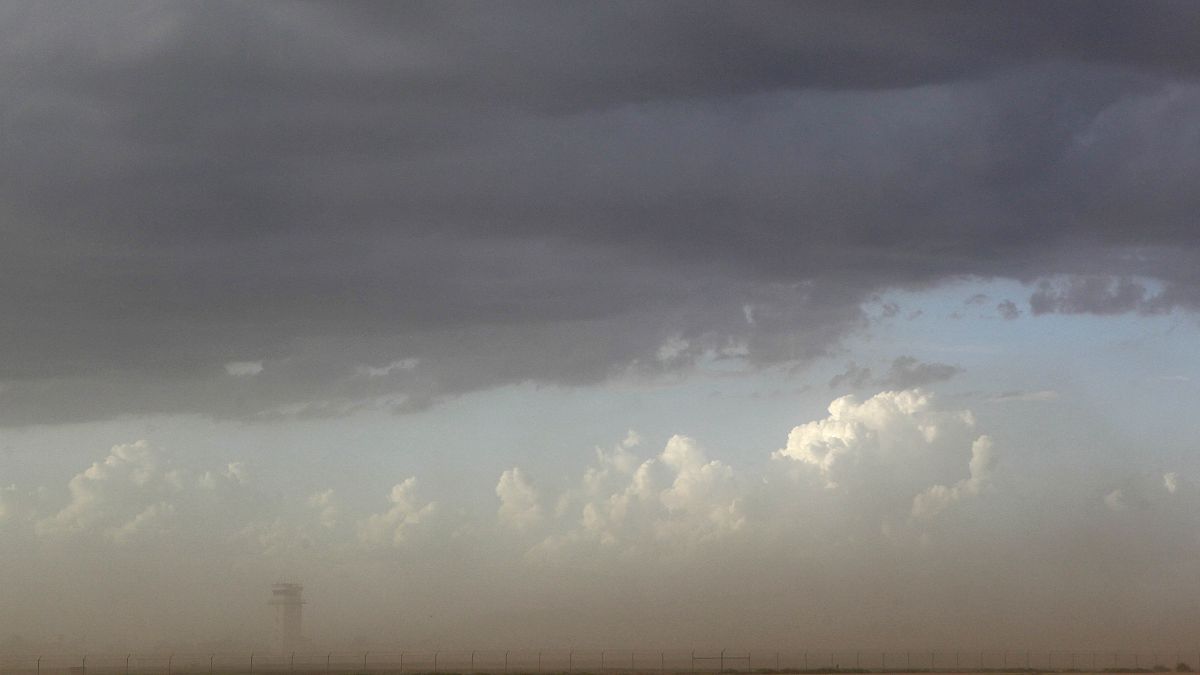صورة من الأرشيف لعاصفة ترابية تجتاح مطار تشاندلر - أريزونا. 2010/08/28