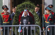 Le prix nobel de la paix 2021 Dmitri Mouratov porte le portrait de Mikhaïl Gorbatchev lors de ses obsèques, le 3 septembre 2022
