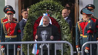 Le prix nobel de la paix 2021 Dmitri Mouratov porte le portrait de Mikhaïl Gorbatchev lors de ses obsèques, le 3 septembre 2022