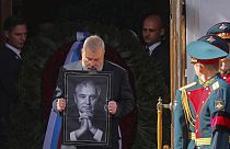 Дмитрий Муратов нёс портрет Михаила Горбачёва