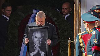 Der Friedensnobelpreisträger Muratow trägt das Porträt von Gorbatschow bei dessen Beerdigung am 3. September 2022.