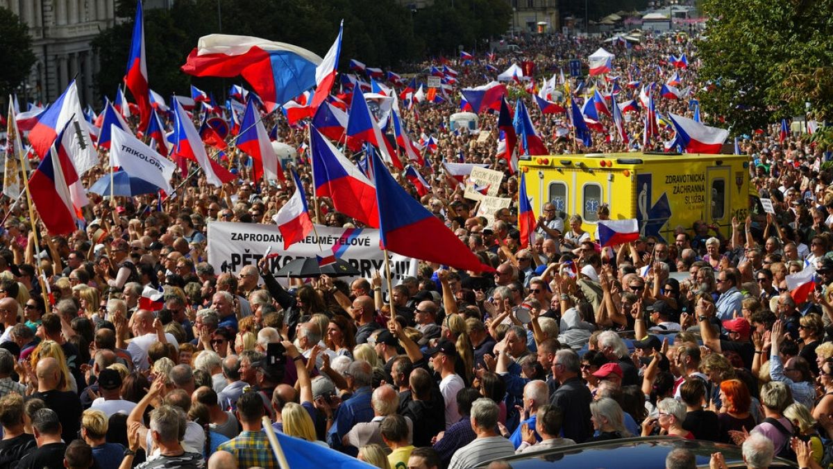 70-100 ezres tömegtüntetés a kormány ellen Prágában 2022. szeptember 3-án
