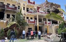 آثار الاشتباكات التي وقعت في محيط فندق حياة في العاصمة الصومالية مقديشو 23.08.22