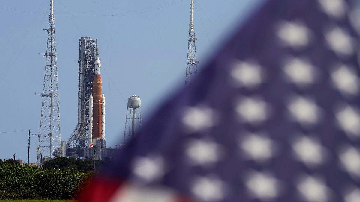 تصویری از پرچم آمریکا و تلاش برای پرتاب موشک به سمت ماه