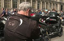 Des motocyclistes manifestent devant l'hôtel de ville à Paris, le 3 septembre 2022.