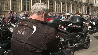 Des motocyclistes manifestent devant l'hôtel de ville à Paris, le 3 septembre 2022.