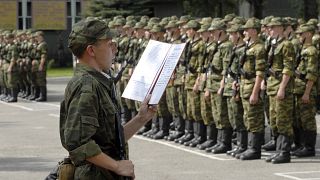 جندي روسي يؤدي القسم أمام المجندين الجدد في ستافروبول. 2008/07/20