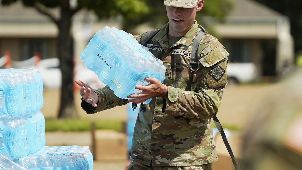 جندي أمريكي يحمل قوارير ماء في ميسيسبي. 2022/09/02