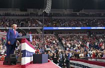 Ομιλία του Ντόναλντ Τραμπ μπροστά σε χιλιάδες οπαδούς του στην Πενσιλβάνια ενόψει των ενδιάμεσων εκλογών του Νοεμβρίου