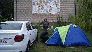 Cette habitante de Nikopol et son mari sont contraints d'aller dormir loin de leur maison et sous une tente pendant la nuit à cause des bombardements.