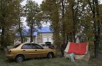Os habitantes têm receio de ficar em suas casas devido aos intensos bombardeamentos das forças invasoras russas sobre esta região e passam a noite nos carros