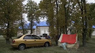 Nikopoli lakosok sátraznak a biztonságos erdőben