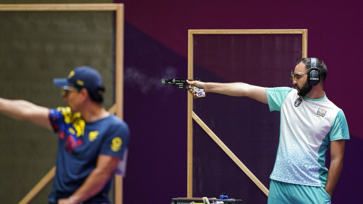 Ruslan Lunev azeri sportlövő a tokiói olimpián (jobbra) - illusztráció