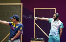Ruslan Lunev azeri sportlövő a tokiói olimpián (jobbra) - illusztráció