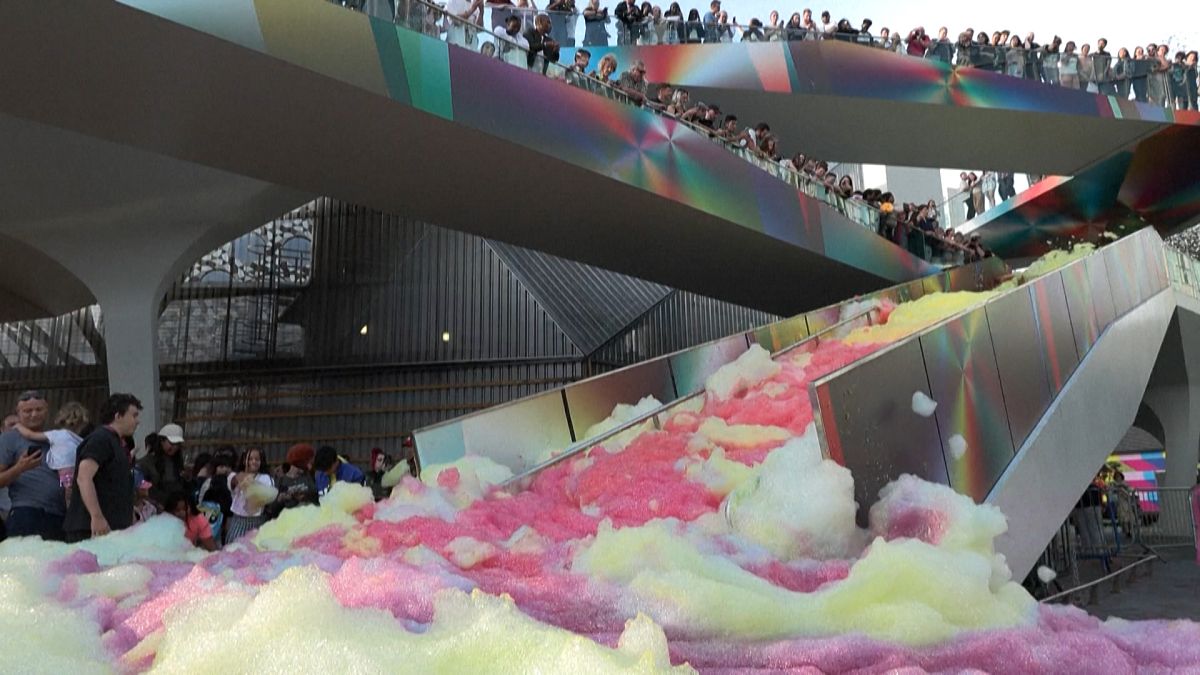 Coloured foam moving toward audience during Stephanie Lüning's performance.