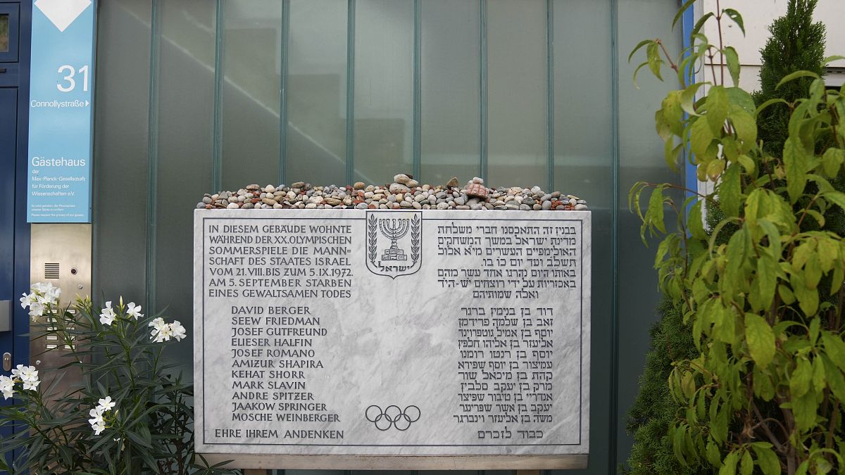 Az 1972-es terrortámadásban meghalt izraeli sportemberek és egy német rendőr emléktáblája az izraeli csapat egykori szállásán a müncheni olimpiai faluban 2022. augusztus 27-én