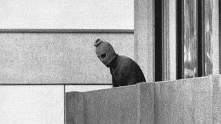 Miembro encapuchado del comando terrorista que secuestró a miembros del equipo olímpico israelí la Villa Olímpica de Múnich