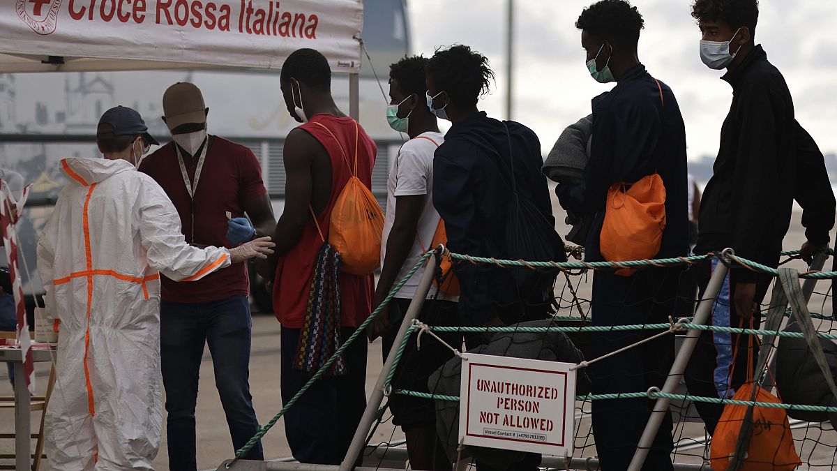 مهاجرون غير شرعيين يصلون أحد موانئ إيطاليا بعد إنقاذهم على يد منظمات إنسانية 
