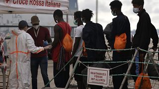 Мигранты сходят на берег в Таранто