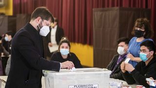 El presidente chileno, Gabriel Boric, vota en el plebiscito constitucional en Punta Arenas, Chile