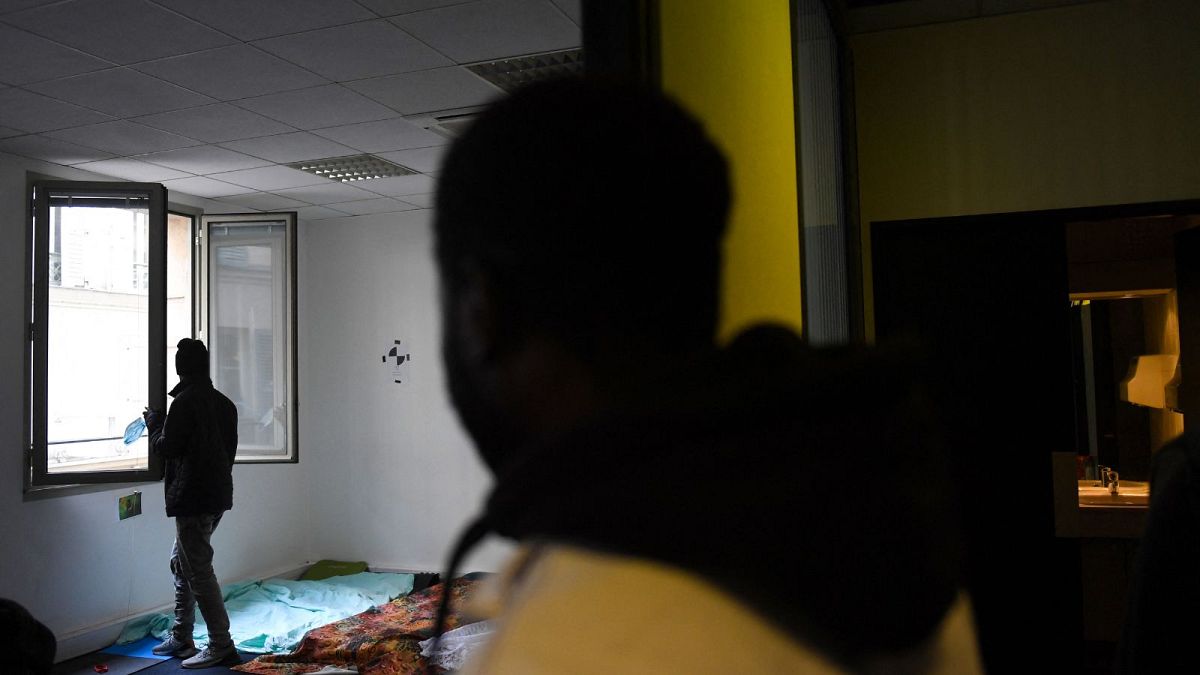 پلیس حدود ۴۰۰ مهاجر آفریقایی و افغان بی‌خانمان را مجبور به تخلیه ساختمانی خالی در حومه پاریس کرد