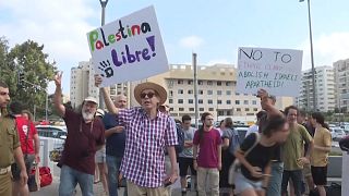 نشطاء إسرائيليون يساريون يتجمعون كريات أونو في تل أبيب تاييدا للفلسطينيين. 2022/09/04