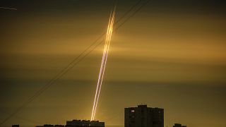 Russische Raketen in der Morgendämmerung über Charkiw (3.9.2022)