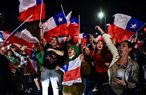 Partisans opposés à la nouvelle constitution manifestant leur joie après les résultat du référendum rejetant cette proposition, le 5 septembre à Santiago au Chili