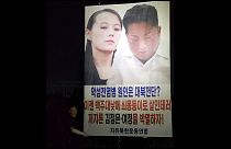 المنشق الكوري الشمالي بارك سانغ هاك يقف إلى جانب صورة مناهضة للزعيم كوريا الشمالية وأخته 04/09/2022
