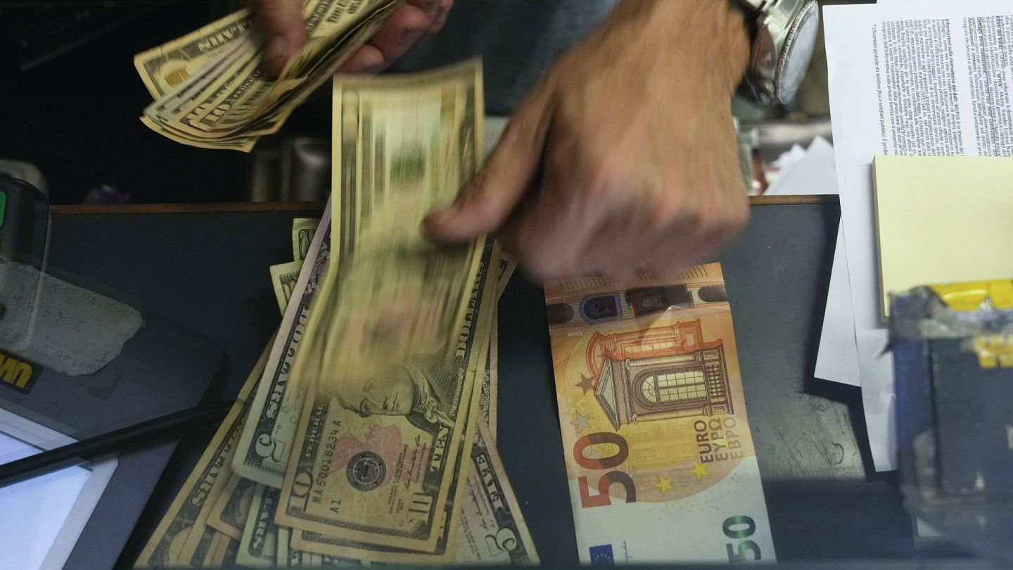 L'euro atteint son plus haut niveau en un an face au dollar