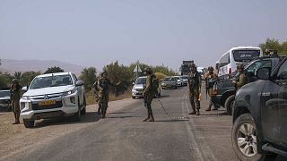 وضع جنود إسرائيليون حاجزًا على طريق في الضفة الغربية، الأحد 4 سبتمبر 2022