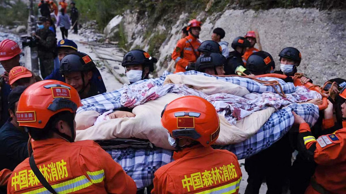 Secours prenant en charge une victime du séisme dans le canton de Luding, en Chine, le 6 septembre 2022
