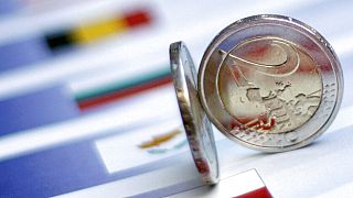 Euro abaixo dos 0.99 dólares pela primeira vez em 20 décadas.