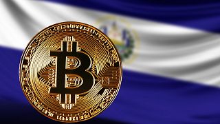 El Salvador bayrağı ve temsili Bitcoin token