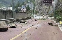 Çin'de meydana gelen deprem nedeniyle yollara düşen kaya parçaları, trafiğin aksamasına neden oldu