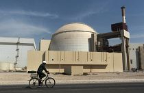 أمام مبنى المفاعل في محطة بوشهر للطاقة النووية، خارج مدينة بوشهر الجنوبية، إيران، 26 أكتوبر 2010 