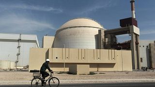 أمام مبنى المفاعل في محطة بوشهر للطاقة النووية، خارج مدينة بوشهر الجنوبية، إيران، 26 أكتوبر 2010