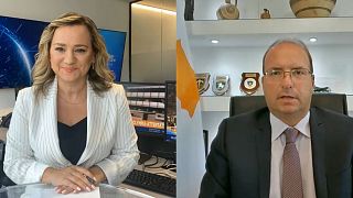 Ο υπουργός Άμυνας της Κύπρου, Χαράλαμπος Πετρίδης, και η δημοσιογράφος του euronews, Φαίη Δουλγκέρη