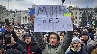 Un homme brandit un message sur lequel est écrit un "monde sans Russie", lors d'un rassemblement contre l'occupation russe à Kherson, en Ukraine, le 5 mars 2022.