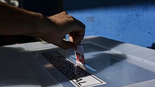 Un homme vote lors du référendum pour approuver ou rejeter la nouvelle Constitution au Chili - 04.09.2022 