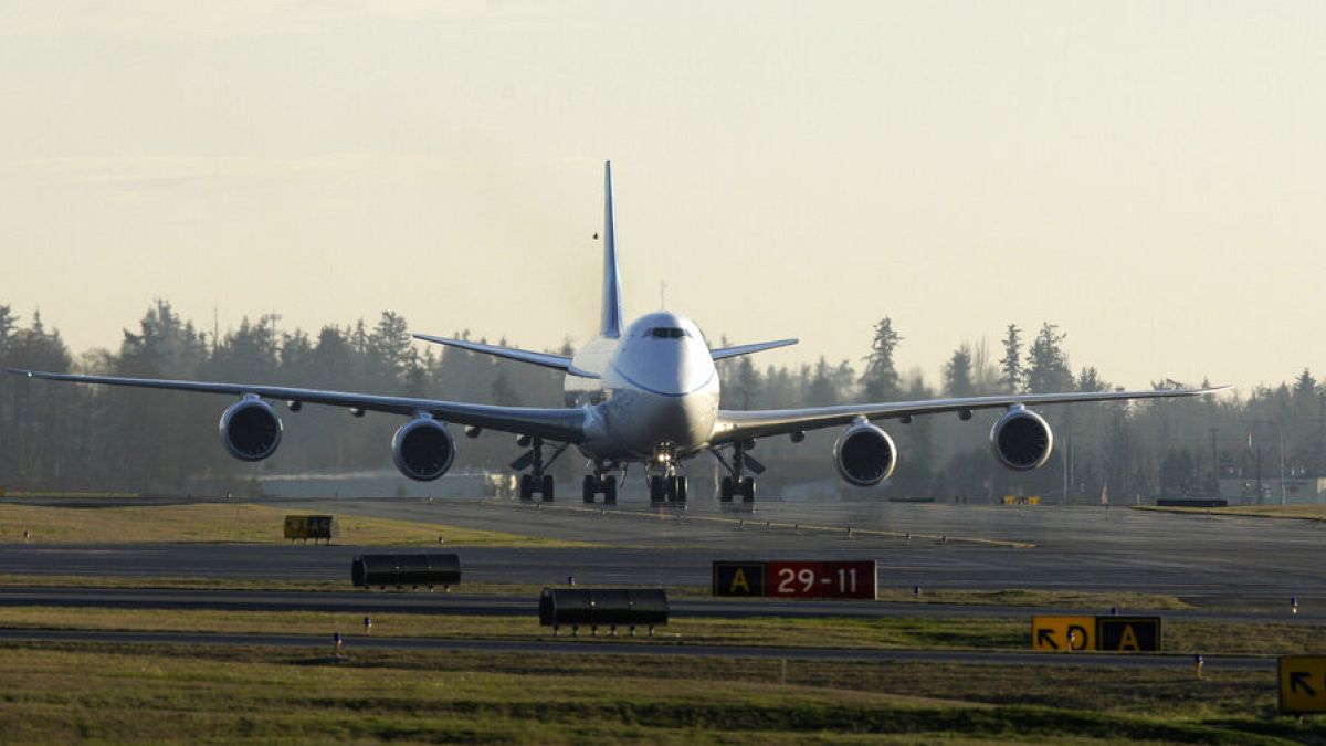 طائرة تاربعة لشركة Boeing 747-8 Freighter بعد هبوطها من رحلتها التجريبية الافتتاحية، في إيفريت، واشنطن، الاثنين 8 فبراير 2010 