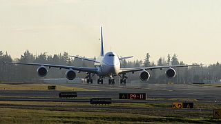 طائرة تاربعة لشركة Boeing 747-8 Freighter بعد هبوطها من رحلتها التجريبية الافتتاحية، في إيفريت، واشنطن، الاثنين 8 فبراير 2010