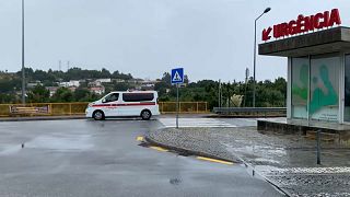 Une ambulance devant un service d'urgence au Portugal