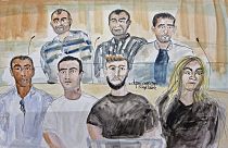 Caricatura de los 7 acusados prresentes en el juicio este lunes en París