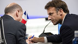 Ο Γερμανός Καγκελάριος Όλαφ Σολτζ και ο Γάλλος πρόεδρος Εμανουέλ Μακρόν στη σύνοδο του ΝΑΤΟ