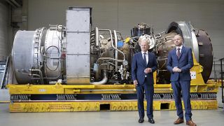Канцлер Германии Олаф Шольц и глава Siemens Energy Кристиан Брух осматривают турбину для "Северного потока-1". Рур, Германия. 3 августа 2022.
