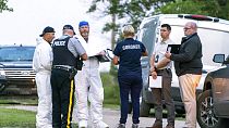 Группа следователей стоит на месте преступления в деревне Уэлдон, в Саскачеване, Канада. 4 сентября 2022.